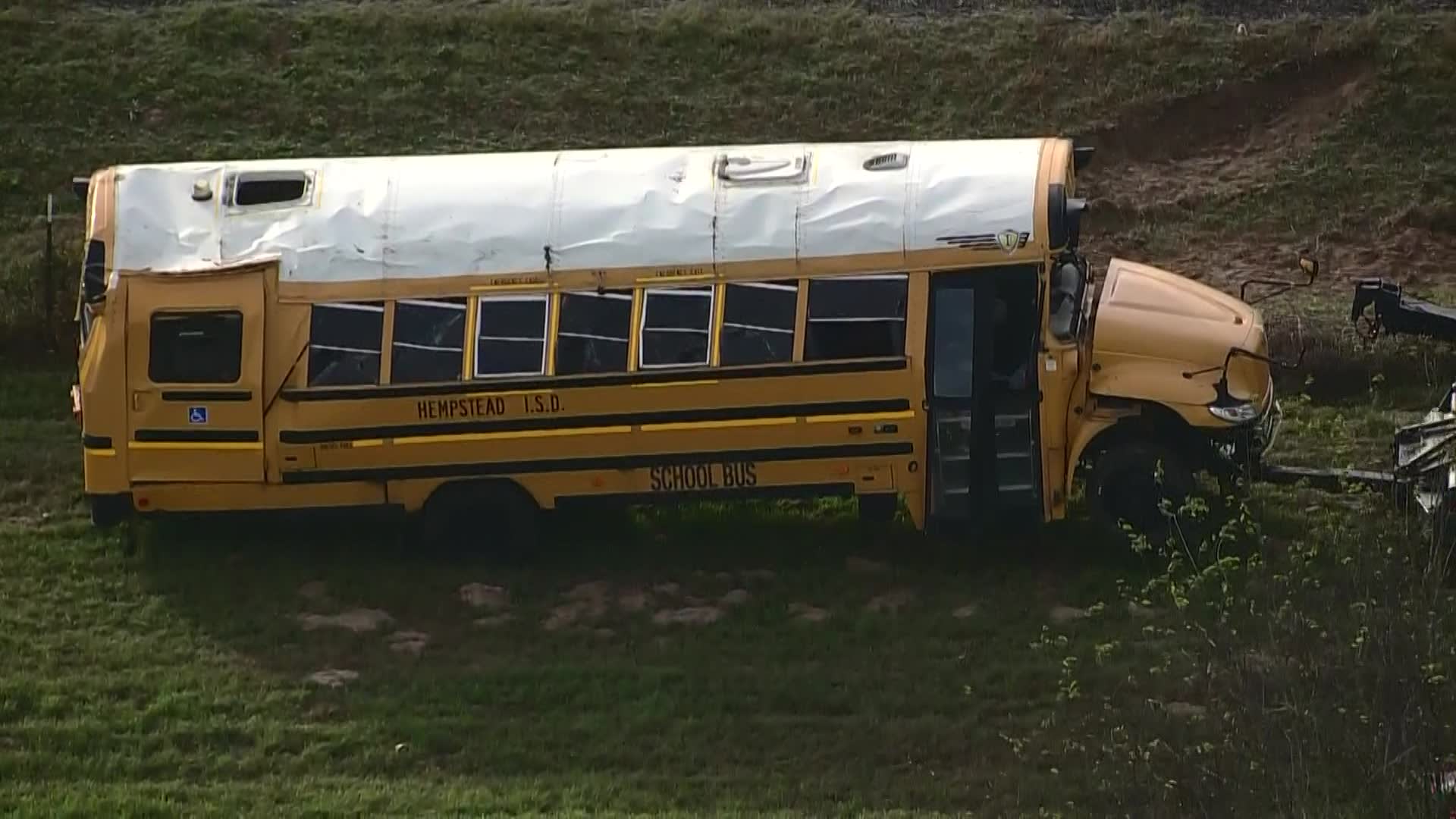 Texas school bus crash kills aide, hurts driver, 3 students 6