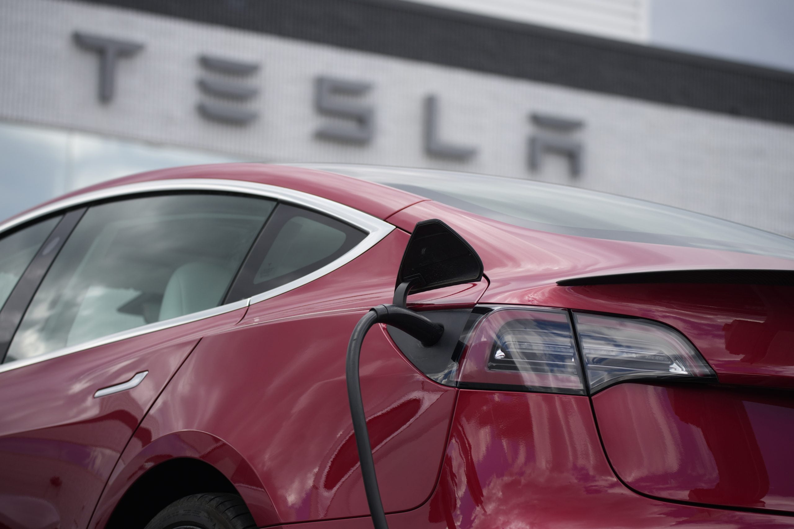 Tesla says it delivered record 936K vehicles in 2021, up 87% 6