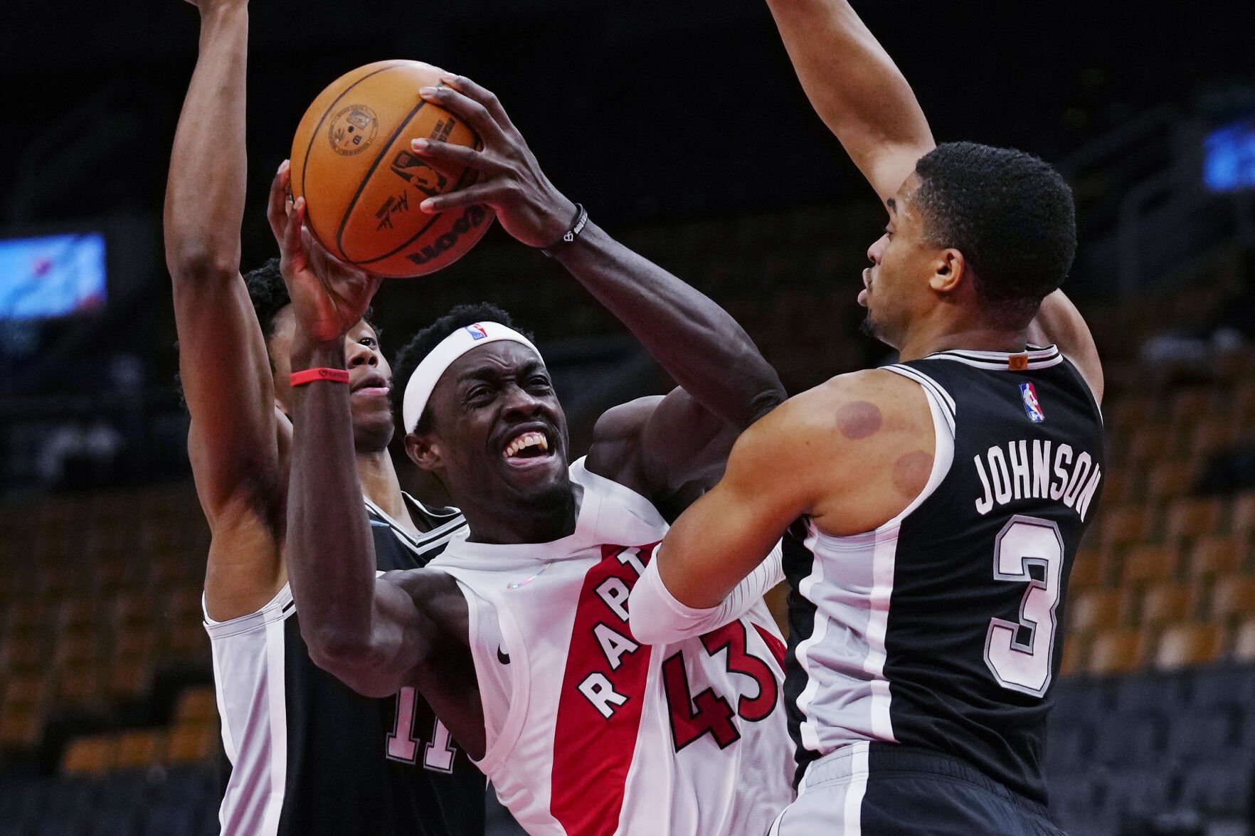 VanVleet tops 30 for third straight game, Raptors rout Spurs 6